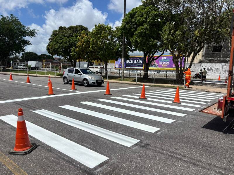Nova sinalização garante mais visibilidade e segurança para pedestres durante a travessia.