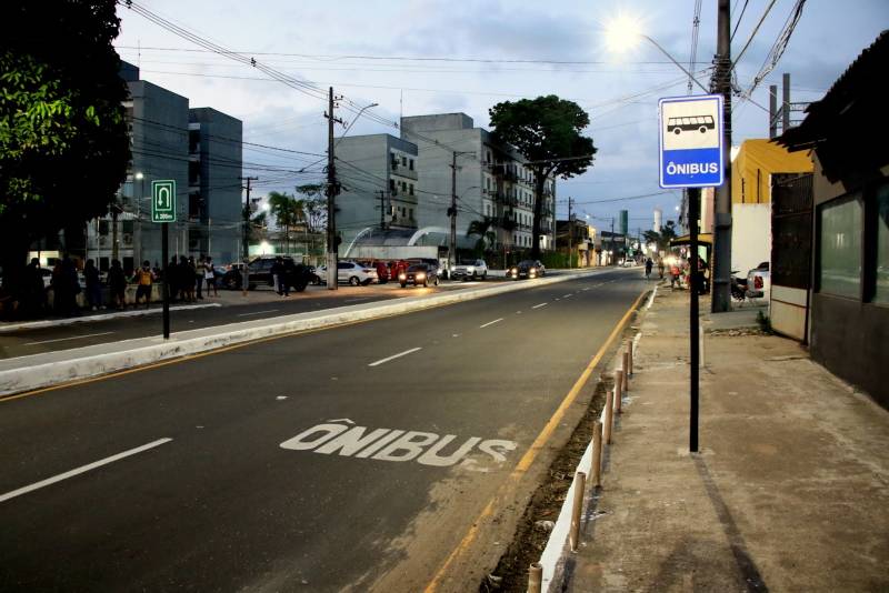 A avenida ganhou três novos pontos de retorno, sendo dois semaforizados, contribuindo para melhorar a fluidez do trânsito e facilitar os deslocamentos.