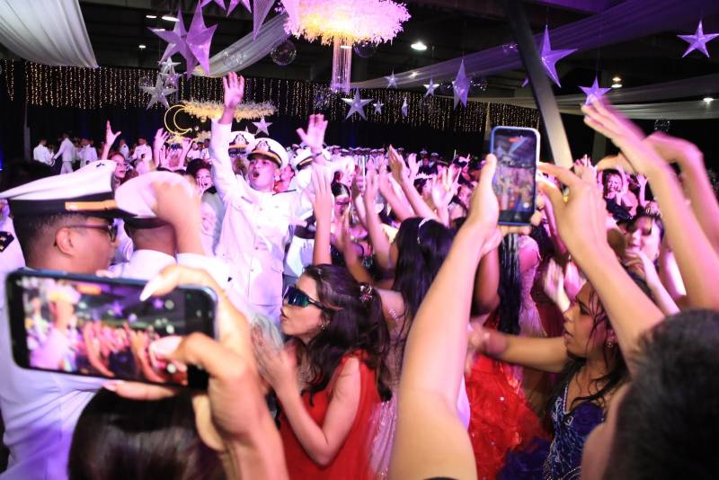 Cadetes e debutantes aproiventando a pista de dança.  