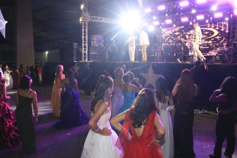 Banda Mizerê não deixou as debutantes ficarem sentadas.