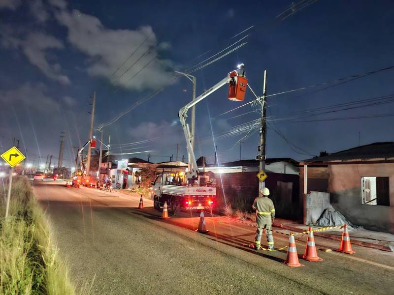 Novas luminárias de LED estão sendo instaladas ao longo da Avenida Independência, garantindo mais iluminação e melhores condições de visibilidade no período noturno.