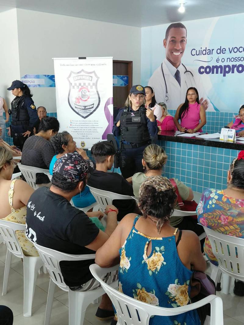 Subinspetora Edilene palestrando para os participantes do evento.