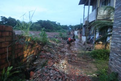 notícia: Defesa Civil  atende moradores após queda de muro e fiação em Ananindeua