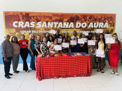 notícia: Arte que transforma vidas: mulheres recebem certificados do minicurso de biojoias no CRAS