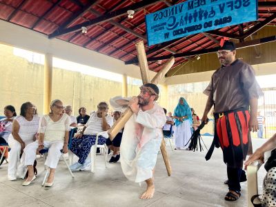 notícia: Idosos do CRAS encantam e se emocionam com dança e teatro em Ananindeua