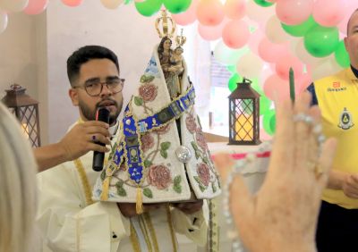 notícia: Visita da imagem peregrina de Nossa Senhora de Nazaré emociona servidores e público em instituições de Ananindeua