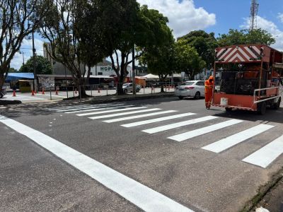 notícia: SEMUTRAN inicia revitalização das faixas de pedestres na Avenida Dom Vicente Zico