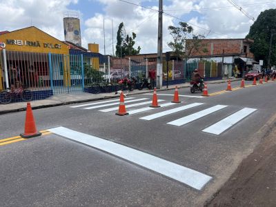 notícia: Sinalização em frente ao CMREI Irmã Dulce é revitalizada no bairro Águas Lindas